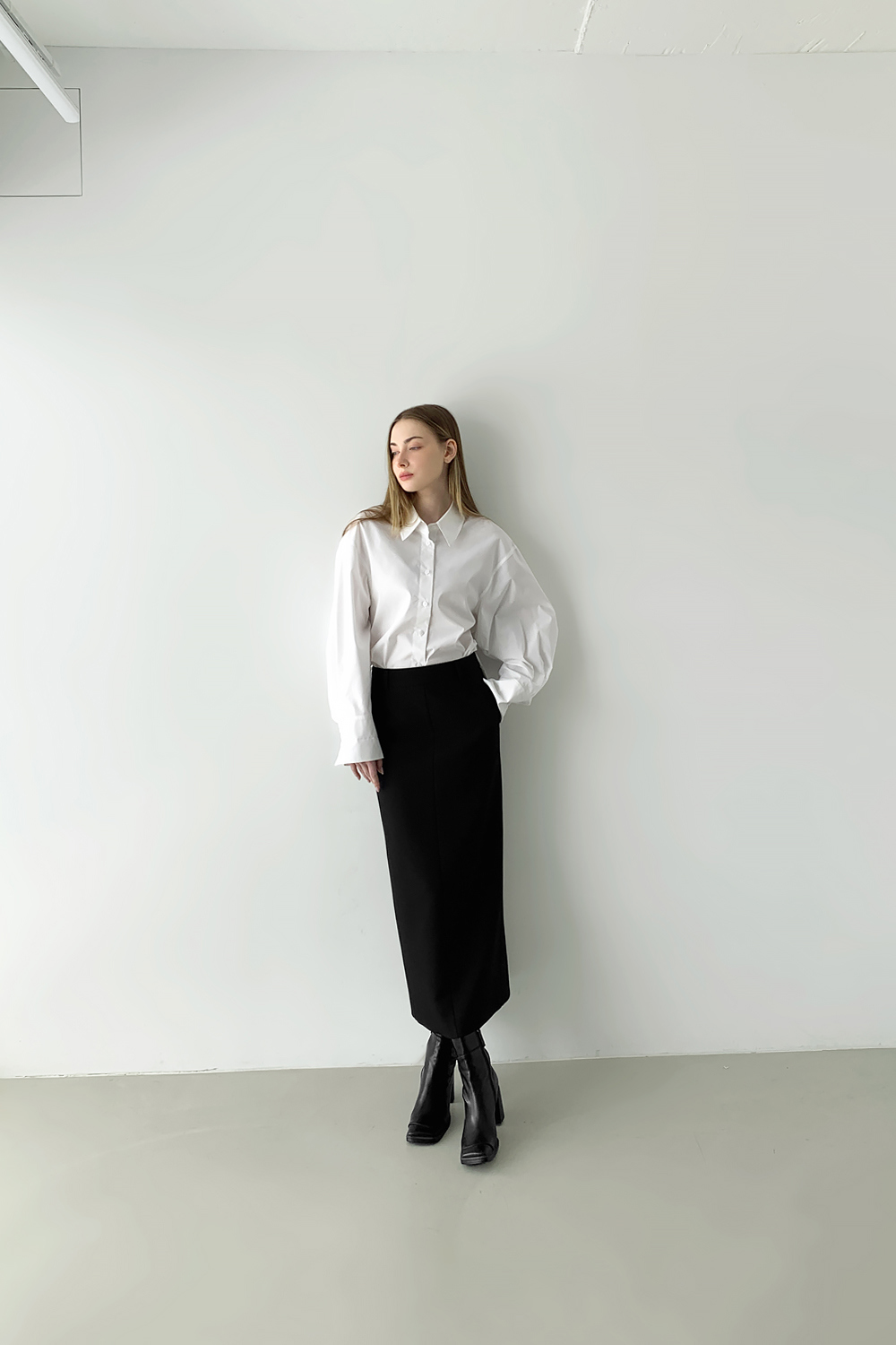 블라우스 모델 착용 이미지-S3L2